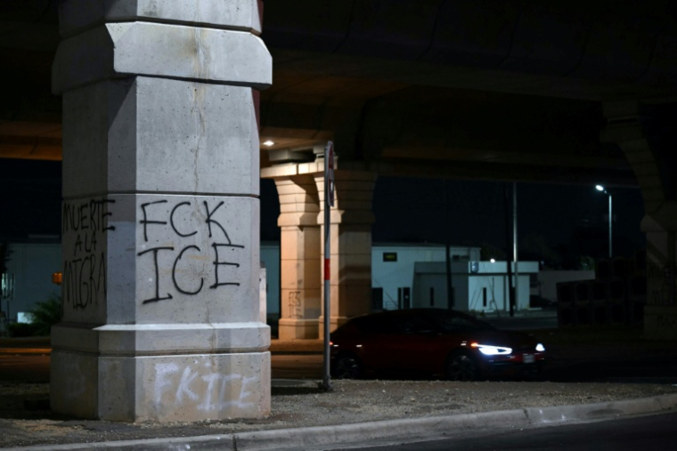 Un graffiti peint sur les lieux où un ressortissant vénézuélien a été blessé par balle lors d'une opération la police américaine de l'immigration ICE à Austin, au Texas, le 20 septembre 2026 ( AFP / RONALDO SCHEMIDT )