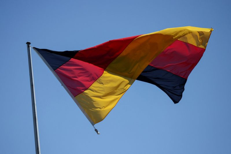 Un drapeau allemand flotte au vent à Berlin