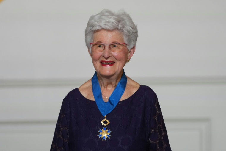 La survivante de l'Holocauste, Lili Keller-Rosenberg (Lili Leignel), après avoir été décorée par le président des insignes de Commandeur dans l'Ordre du Mérite, au Palais de l'Elysée à Paris le 7 mai 2025 ( POOL / Michel Euler )