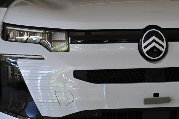 Le site de Chartres-de-Bretagne, près de Rennes, produit la Citroën C5 Aircross, particulièrement concernée par les tensions sur les batteries (illustration) ( AFP / DAMIEN MEYER )