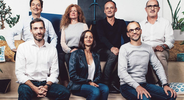 Les deux fondateurs, Philippe de Chanville (1er rang à gauche) et Christian Raisson (2e rang, 3e à partir de la gauche), avec une partie de l'équipe. (© Maxime Chermat