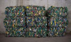 Des déchets plastiques dans un centre de tri à Fos-sur-Mer en septembre 2019 ( AFP / CLEMENT MAHOUDEAU )
