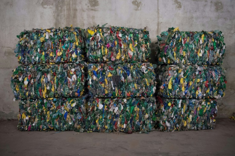 Des déchets plastiques dans un centre de tri à Fos-sur-Mer en septembre 2019 ( AFP / CLEMENT MAHOUDEAU )