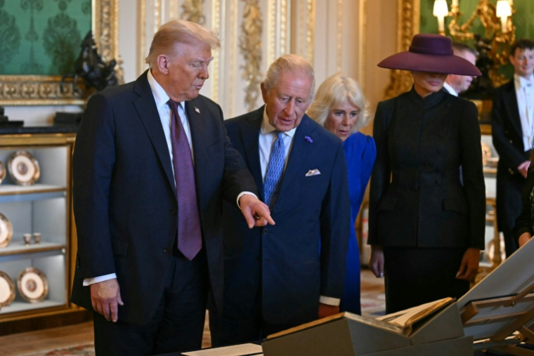 Donald Trump, Charles III et Camilla devant des oeuvres de la collection royale du château de Windsor, le 17 septembre 2025 ( AFP / ANDREW CABALLERO-REYNOLDS )