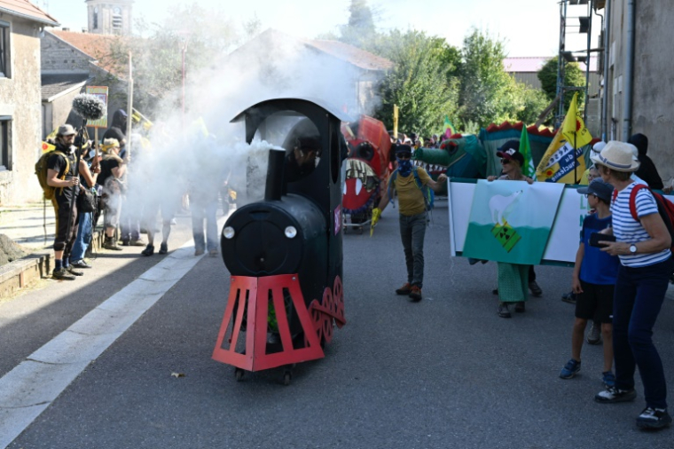 La "Manif du futur" à Bure, dans la Meuse, le 20 septembre 2025 ( AFP / Jean-Christophe VERHAEGEN )