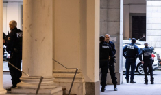 Des policiers devant la salle de la cour d'appel après l'arrivée du milliardaire ukrainien Konstantin Jevago, à Chambéry