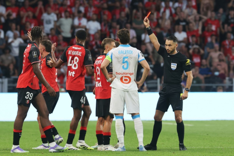 L'arbitre de la rencontre Jeremie Pignard expulse en première période le défenseur marocain Abdelhamid Ait Boudlal (3L) après une intervention en retard sur le Marseillais Michael Murillo. ( AFP / FRED TANNEAU )
