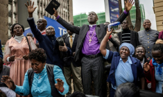 Des dizaines de pasteurs, d'ecclésiastiques et de dirigeants religieux prient pour la paix avant les marches nationales marquant le premier anniversaire des protestations antigouvernementales historiques, à Nairobi, le 21 juin 2025 ( AFP / Luis TATO )