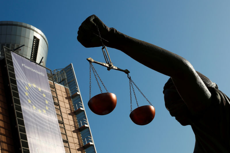 ARRIÉRÉS D'IMPÔTS: STARBUCKS BLANCHI PAR LA JUSTICE EUROPÉENNE, PAS FIAT CHRYSLER