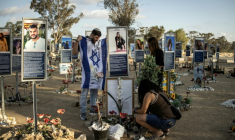 Des membres de la famille d'une victime de l'attaque du Hamas le 7 octobre 2023 nettoient et décorent leur mémorial, sur le site du festival Nova, à Réïm, dans le sud d'Israël, le 6 octobre 2025 ( AFP / JOHN WESSELS )