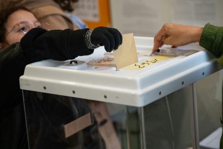 Une électrice vote au premier tour des municipales, le 15 mars 2026 à Marseille  ( AFP / Elodie CLEMENT )