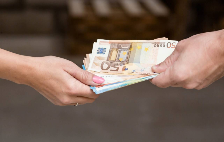 Prêt d’argent entre proches : comment éviter les problèmes fiscaux ? / iStock.com - Julia Klueva