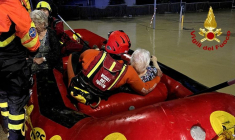 Des secouristes sauvent des personnes sur un canot pneumatique dans une rue inondée après les fortes pluies qui ont frappé la côte est de la région des Marches à Senigallia, en Italie
