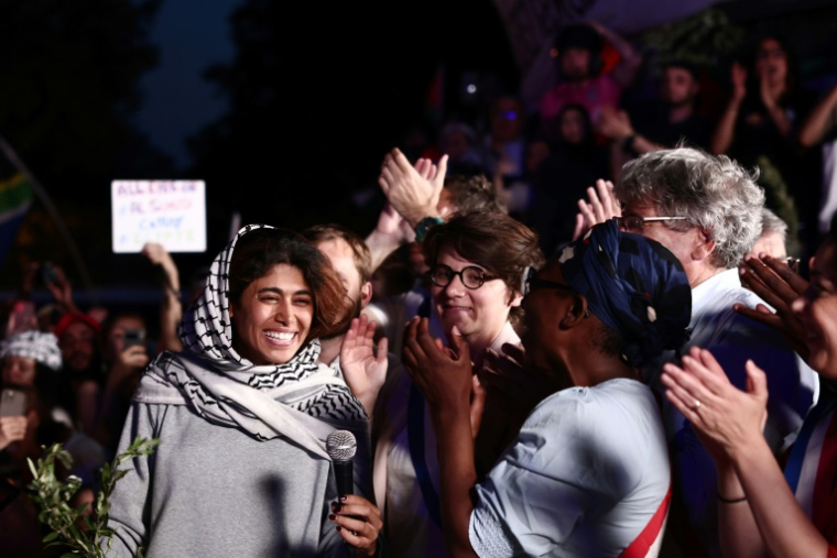 L'eurodéputée franco-palestinienne Rima Hassan à Paris place de la République le 12 juin 2025 ( AFP / Thibaud MORITZ )