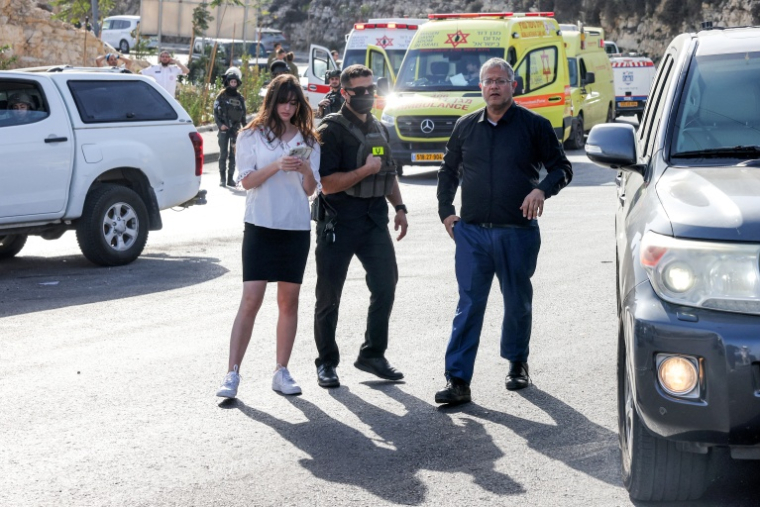 Le ministre israélien d'extrême droite, Itamar Ben Gvir (D), sur les lieux d'une attaque armée qui a blessé cinq Israéliens près d'Hébron, en Cisjordanie occupée, le 23 octobre 2026 ( AFP / AHMAD GHARABLI )