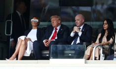 Donald Trump et le président de la FIFA Gianni Infantino entourés de leur femme, la première dame Melania Trump et Leena Al Ashqar lors de la finale du Mondial des clubs entre Chelsea et le PSG au Metlife Stadium à East Rutherford (New Jersey) le 13 juillet 2025 ( AFP / FRANCK FIFE )