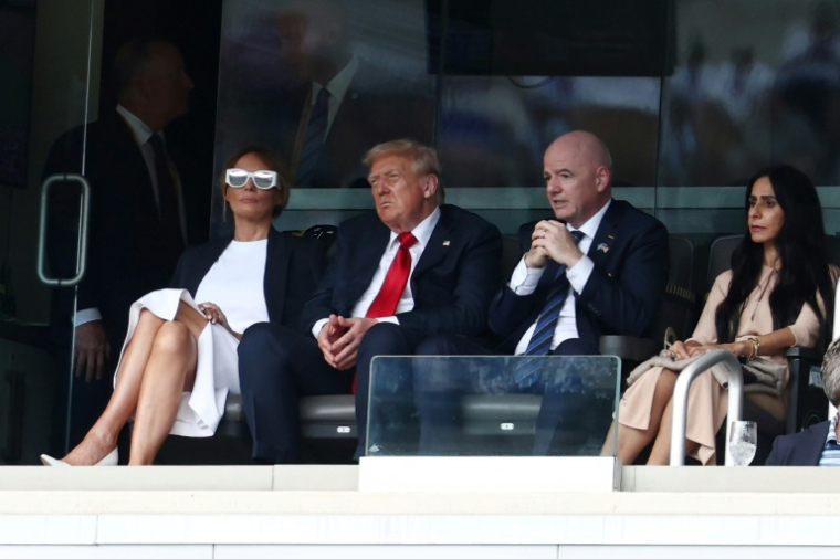 Donald Trump et le président de la FIFA Gianni Infantino entourés de leur femme, la première dame Melania Trump et Leena Al Ashqar lors de la finale du Mondial des clubs entre Chelsea et le PSG au Metlife Stadium à East Rutherford (New Jersey) le 13 juillet 2025 ( AFP / FRANCK FIFE )