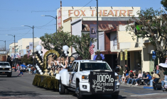 La grande parade d'Oildorado, sur le thème "Make Oil Great Again", le 18 octobre 2025 à Taft, en Californie ( AFP / Robyn Beck )