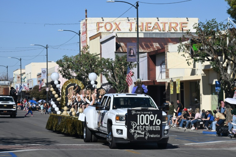 La grande parade d'Oildorado, sur le thème "Make Oil Great Again", le 18 octobre 2025 à Taft, en Californie ( AFP / Robyn Beck )