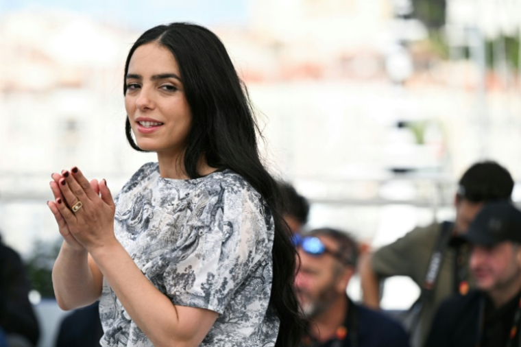 La réalisatrice française Hafsia Herzi prend la pose, le 17 mai 2025 à Cannes (Alpes-Maritimes) ( AFP / Bertrand GUAY )