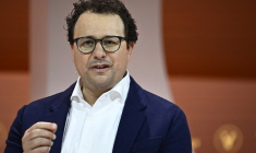 Dario Amodei, co-fondateur d'Anthropic, à Paris, le 22 avril 2024 ( AFP / JULIEN DE ROSA )