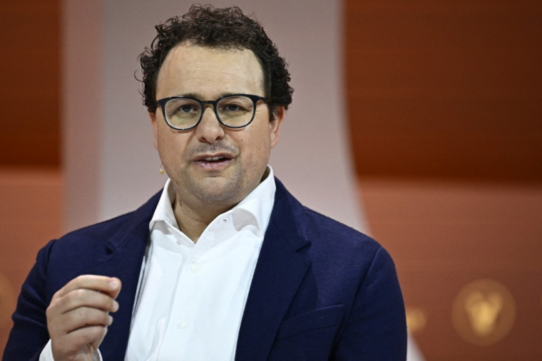 Dario Amodei, co-fondateur d'Anthropic, à Paris, le 22 avril 2024 ( AFP / JULIEN DE ROSA )