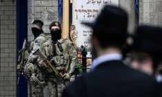 Des soldats belges montant la garde devant une synagogue d'Anvers, le 23 mars 2026 ( AFP / JOHN THYS )