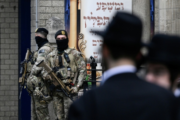 Des soldats belges montant la garde devant une synagogue d'Anvers, le 23 mars 2026 ( AFP / JOHN THYS )