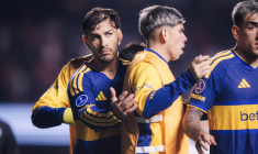 Leandro Paredes coursé par des adversaires à la fin d'un match
