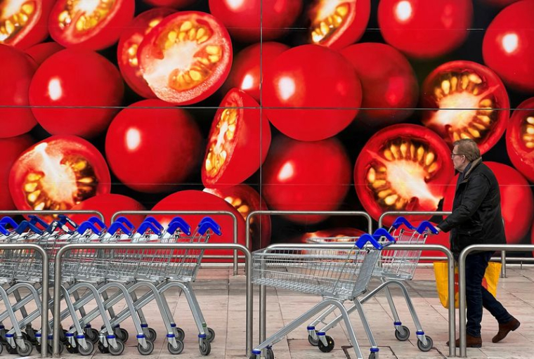 Un acheteur devant un supermarché à Londres