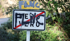 Le panneau du village de Véro (Corse-du-Sud), le 13 janvier 2026, porte la mention FLNC, Front de libération nationale corse dont Alain Orsoni, assassiné la veille, était un des fondateurs ( AFP / Pascal POCHARD-CASABIANCA )