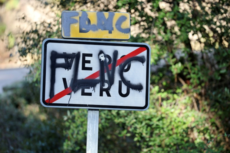 Le panneau du village de Véro (Corse-du-Sud), le 13 janvier 2026, porte la mention FLNC, Front de libération nationale corse dont Alain Orsoni, assassiné la veille, était un des fondateurs ( AFP / Pascal POCHARD-CASABIANCA )