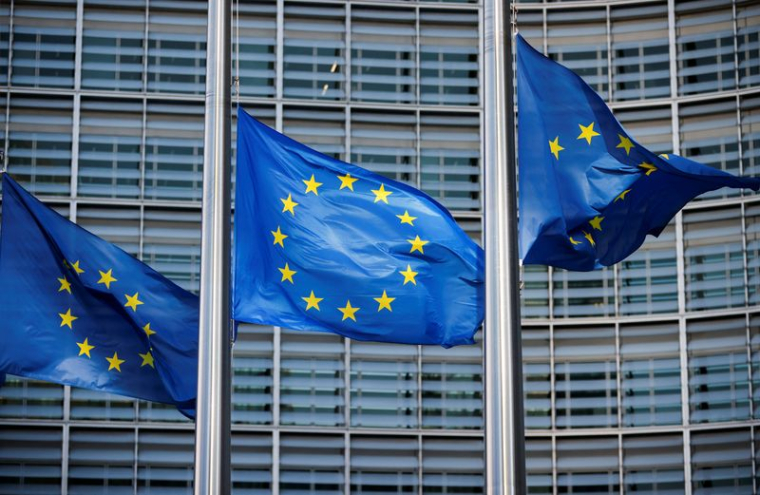 Les drapeaux de l'UE devant le siège de la Commission européenne