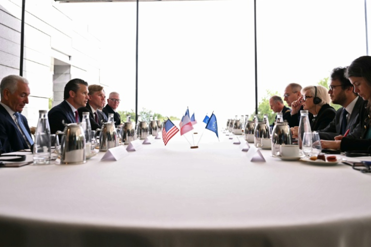 La ministre française des Armées Catherine Vautrin (D) et le secrétaire américain à la Défense Pete Hegseth (G) lors d'une réunion en marge des commémorations du débarquement en Normandie, le 6 juin 2026 à Colleville-sur-mer, dans le Calvados ( AFP / LOU BENOIST )