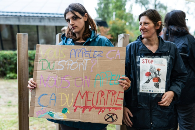 Manifestation contre la chasse au gibier d'eau dans les marais d'Harchies, une zone naturelle protégée belge, le 21 août 2026 à Bernissart dans le sud-ouest du pays ( AFP / Sameer Al-DOUMY )