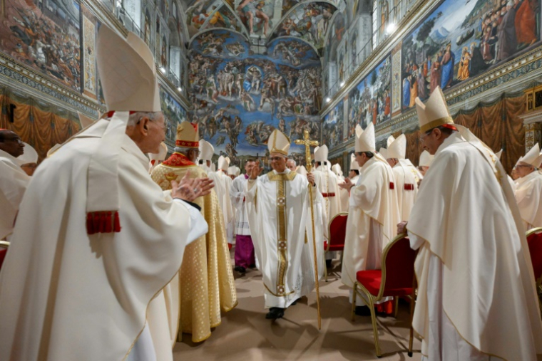 Photo prise et diffusée le 9 mai 2025 par les médias du Vatican montrant le pape Léon XIV lors d'une messe avec les cardinaux dans la chapelle Sixtine au Vatican ( VATICAN MEDIA / Handout )