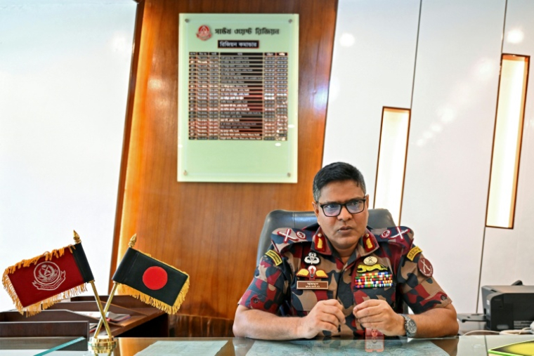 Cette photo prise le 3 juin 2026 montre Mahmudul Hasan, commandant régional de la Garde des frontières du Bangladesh (BGB), s'exprimant lors d'un entretien avec l'AFP dans son bureau à Jessore.  ( AFP / Munir UZ ZAMAN )