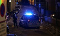 Un policier monte la garde à côté d'une voiture de police après avoir mis en place un périmètre de sécurité dans une rue, à la suite d'une explosion survenue dans un immeuble résidentiel à Monaco, près de la frontière avec la France, le 29 juin 2026 ( AFP / Valery HACHE )