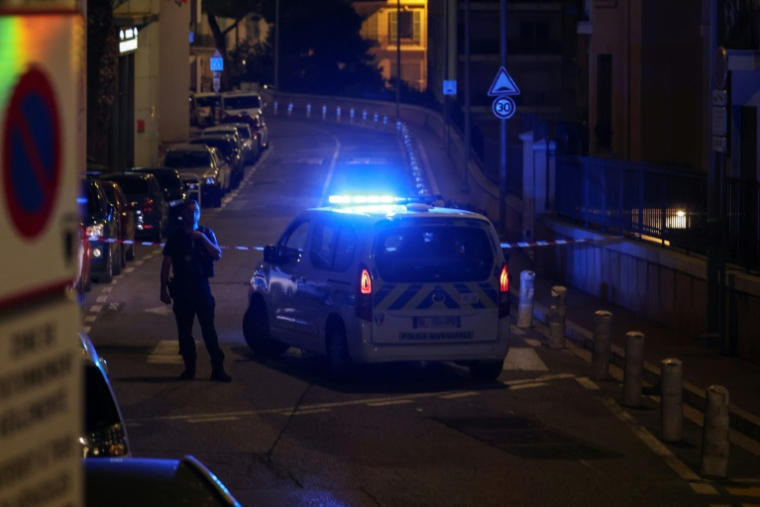Un policier monte la garde à côté d'une voiture de police après avoir mis en place un périmètre de sécurité dans une rue, à la suite d'une explosion survenue dans un immeuble résidentiel à Monaco, près de la frontière avec la France, le 29 juin 2026 ( AFP / Valery HACHE )
