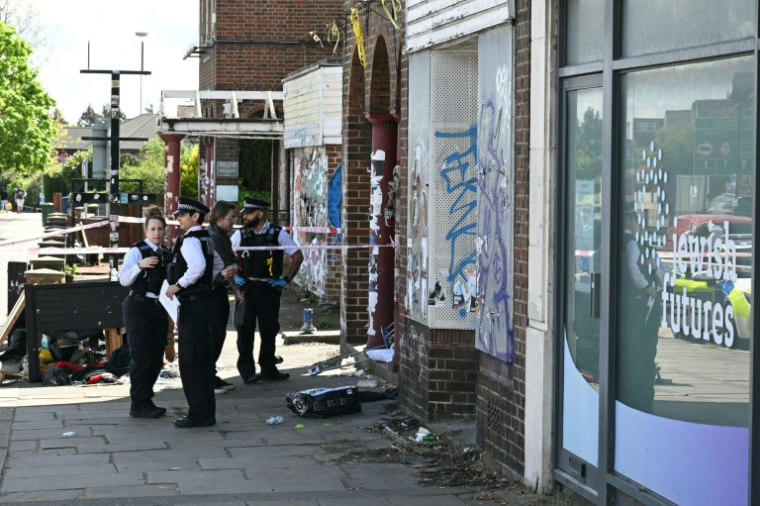 Des policiers sur les lieux d'un incendie criminel qui a visé un local où était installée une organisation caritative juive, dans le nord-ouest de Londres, le 18 avril 2026 ( AFP / JUSTIN TALLIS )