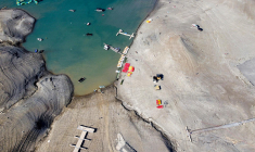 Conséquence de la sécheresse au lac de Serre-Ponçon le 23 août 2022.  ( AFP / JOEL SAGET )