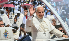 Le pape Léon XIV à bord de la papamobile salue la foule à son arrivée pour célébrer une messe sur l'esplanade de Saurimo, le 20 avril 2026 en Angola ( AFP / Alberto PIZZOLI )