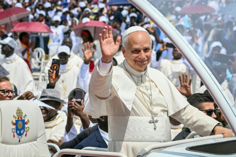 Le pape Léon XIV à bord de la papamobile salue la foule à son arrivée pour célébrer une messe sur l'esplanade de Saurimo, le 20 avril 2026 en Angola ( AFP / Alberto PIZZOLI )