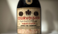 Photo d'archives: Une bouteille de Courvoisier, Fine Champagne Cognac 1884 est présentée, dans le cadre de la vente de Christie's à New York