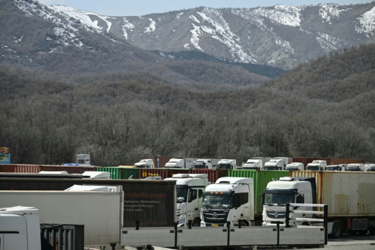 Des camions attendent de franchir le poste frontière irako-iranien de Bashmagh, près de Souleimaniyé, dans la région autonome du Kurdistan irakien, le 11 mars 2026 ( AFP / Ozan KOSE )