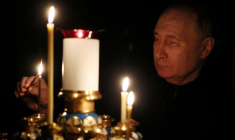 Le président russe Poutine allume une bougie à la mémoire des victimes de l'attentat contre le Crocus City Hall, dans la région de Moscou