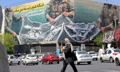 Une affiche géante "Le détroit d'Ormuz reste fermé" sur la place de la Révolution à Téhéran ,le 12 avril 2026 en Iran ( AFP / ATTA KENARE )