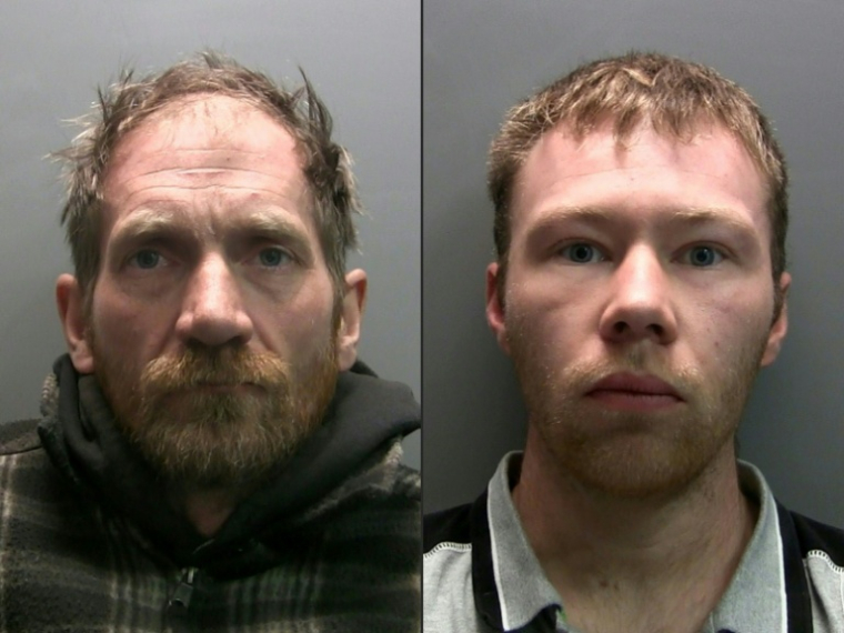 Un combo de photos fournies par la police britannique de Northumbria, créé le 9 mai 2025, montrant Daniel Graham (g) et Adam Carruthers, coupables d'avoir abattu le Sycamore Gap Tree, érable emblématique près du mur d'Hadrien en Angleterre ( Northumbria Police / - )