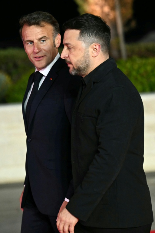 Le président français Emmanuel Macron aux côtés de son homologue ukrainien Volodymyr Zelensky, le 23 avril 2026 à Ayia Napa sur la côte sud-est de Chypre ( AFP / NICOLAS TUCAT )