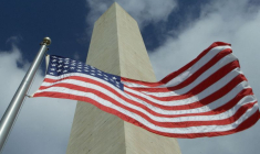 Le drapeau américain flottant devant le Washington Monument